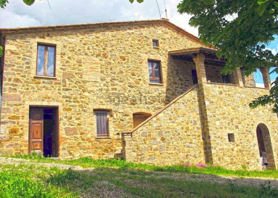 Uno splendido casale dove si produce vino a Montalcino è in vendita all’asta su idealista