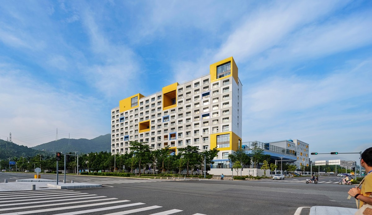 Questa colorata scuola prefabbricata è stata costruita in Cina in soli 13 mesi