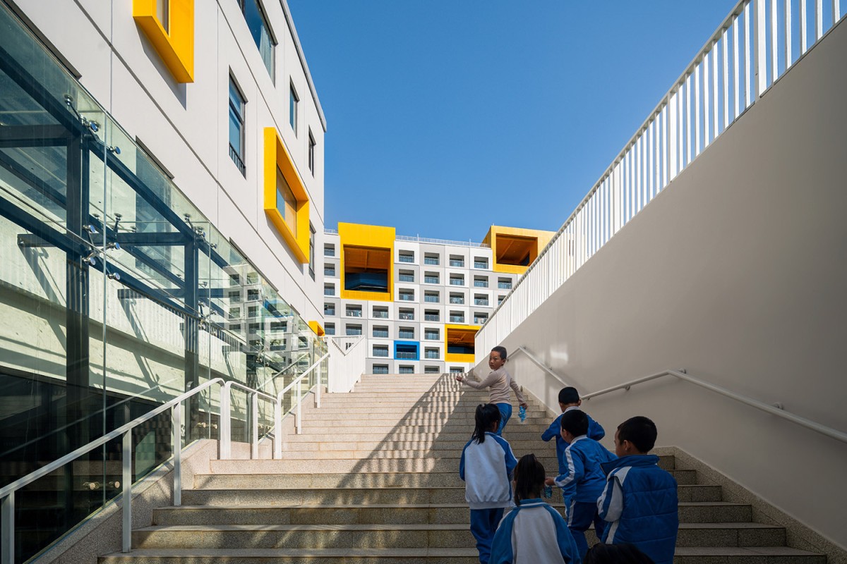 Si trova nel distretto di Pingshan, a Shenzhen