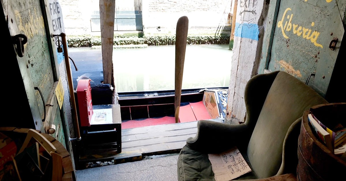 Tra gatti, gondole e alta marea una visita tra gli scaffali della Libreria Acqua Alta a Venezia