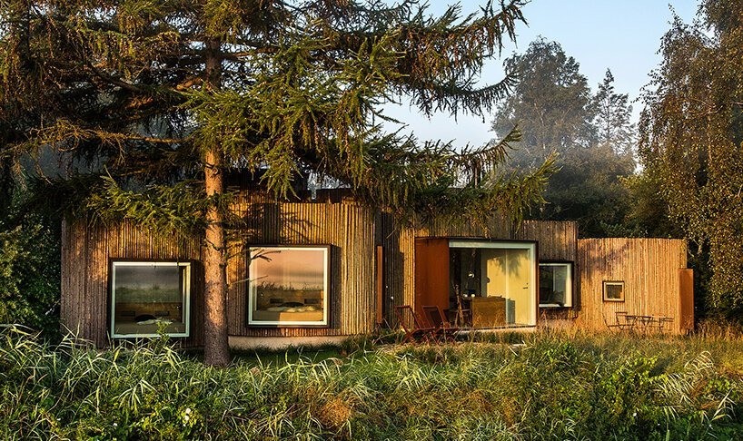 Un fantastico rifugio in una casa costruita con moduli in legno nell'isola danese di Mon