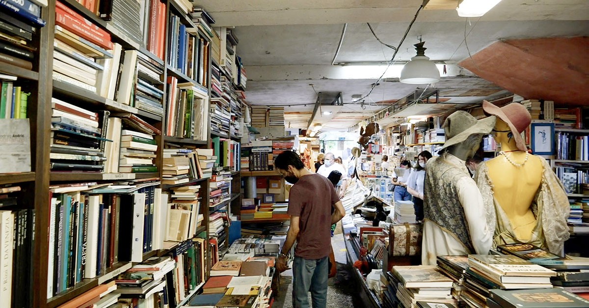 Tra gatti, gondole e alta marea una visita tra gli scaffali della Libreria Acqua Alta a Venezia
