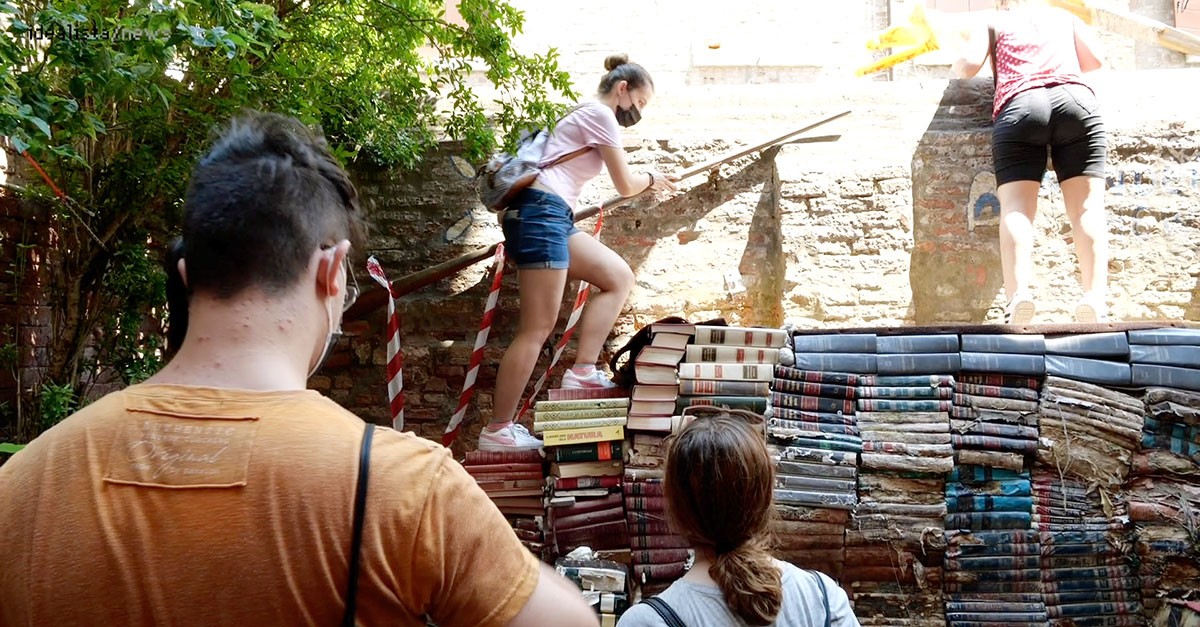 Tra gatti, gondole e alta marea una visita tra gli scaffali della Libreria Acqua Alta a Venezia