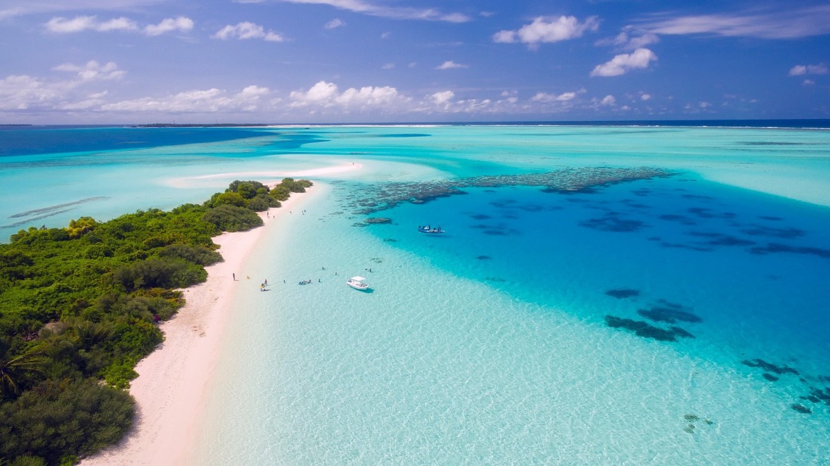 Un'incredibile offerta per lavorare un mese dalle Maldive (con tanto di sconti)