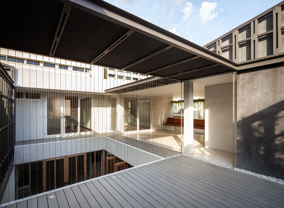 Una casa di design nel centro di Bangkok ristrutturata con materiali prefabbricati