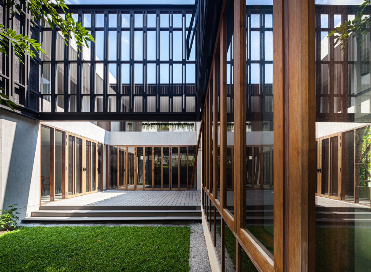 Ristrutturata con pannelli prefabbricati e materiali tradizionali