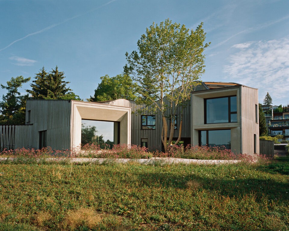 Costruita con legno prefabbricato