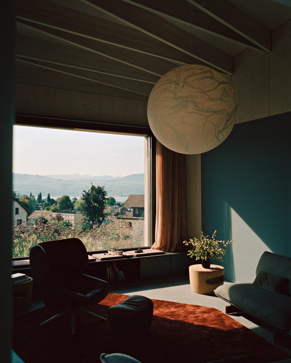 In evidenza la forma del soffitto e il colore della parete