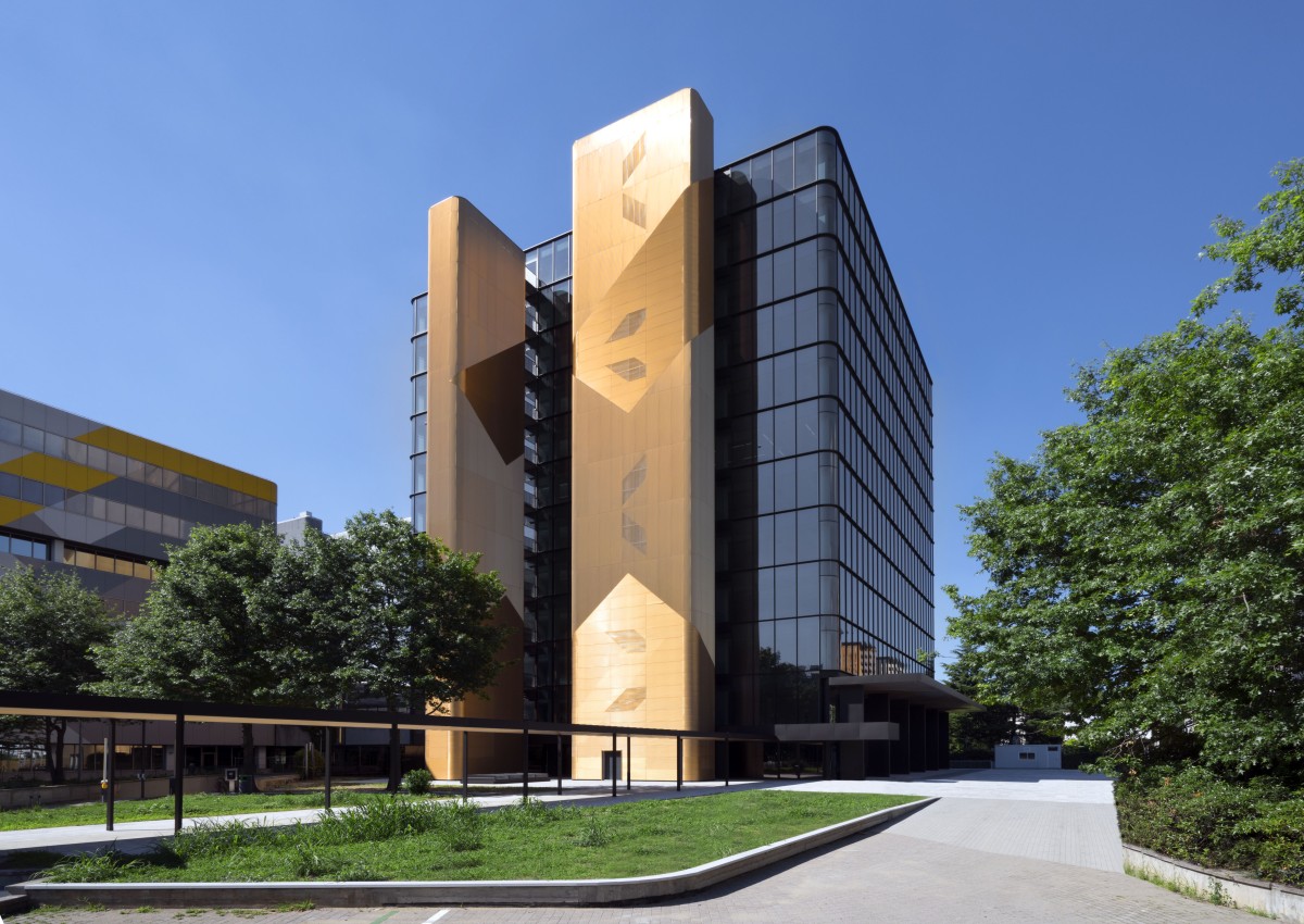 Cambia proprietario l'edificio in viale Sarca 235 a Milano