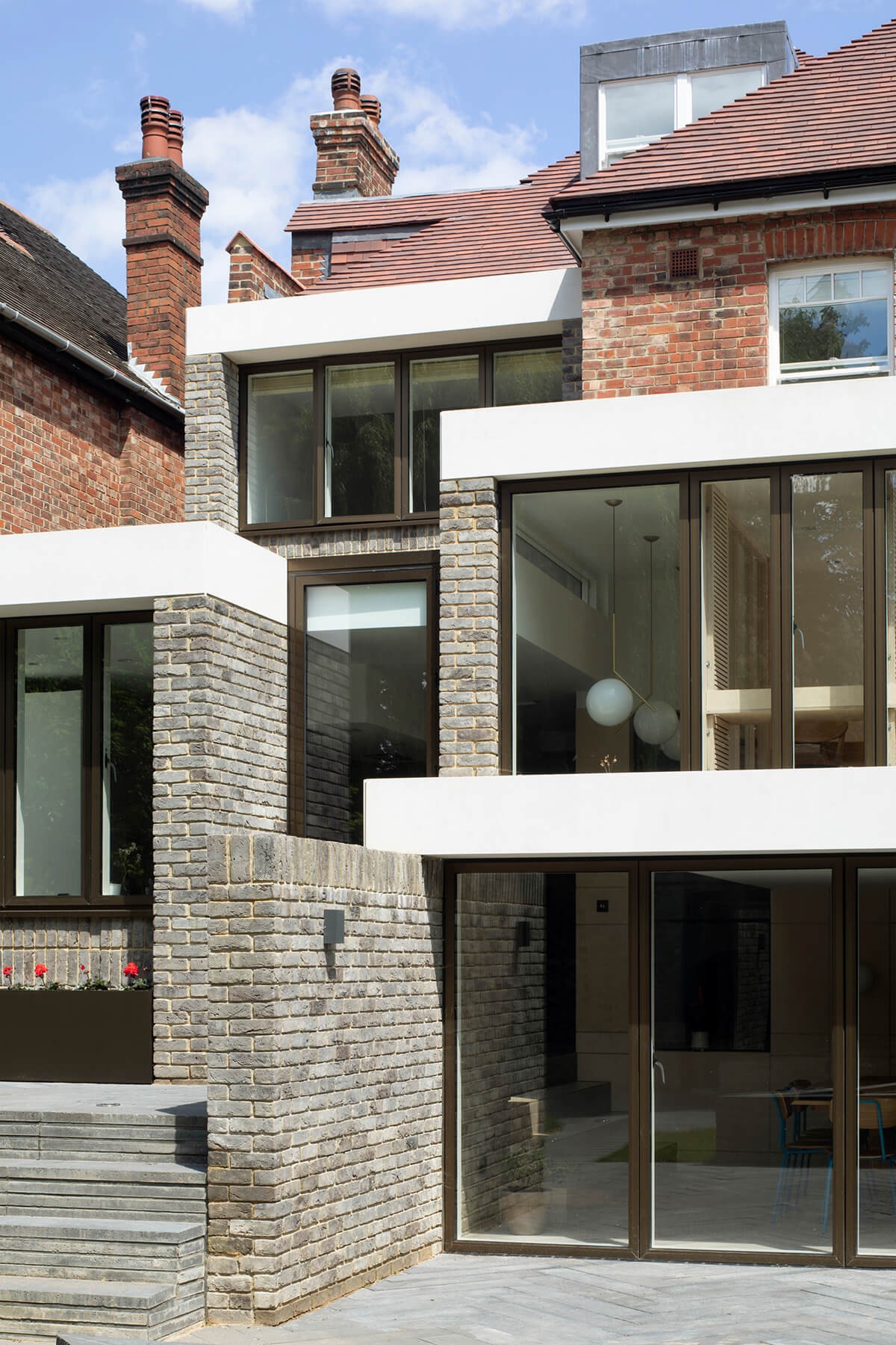 Dalle finestra entra la luce naturale