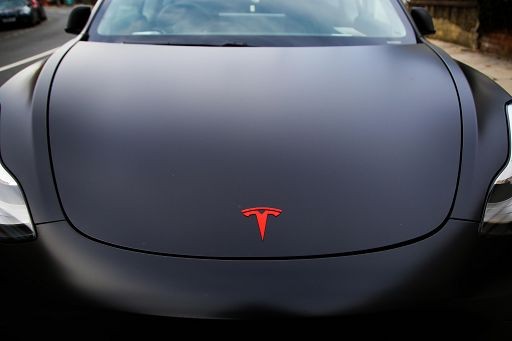 Tesla prima casa automobilistica a superare valore 1.000 mld Usd