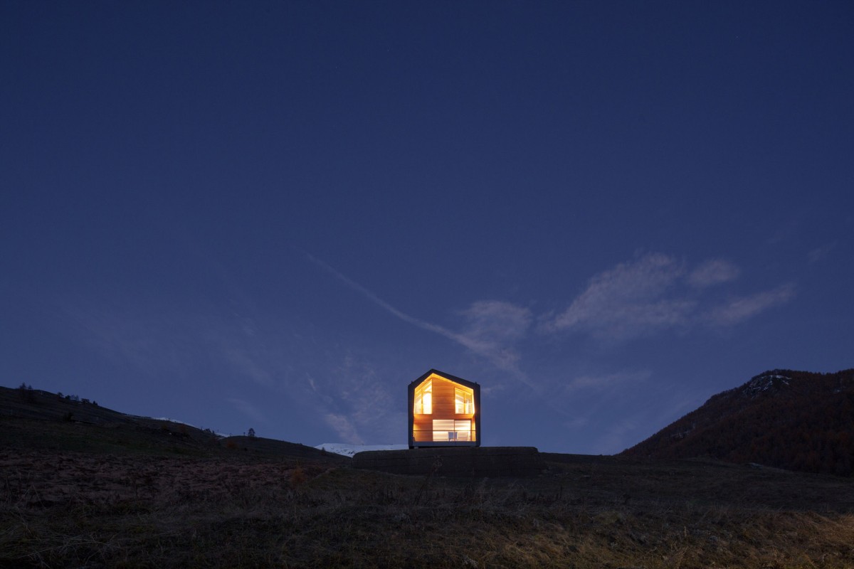 Si trova in cima a una collina
