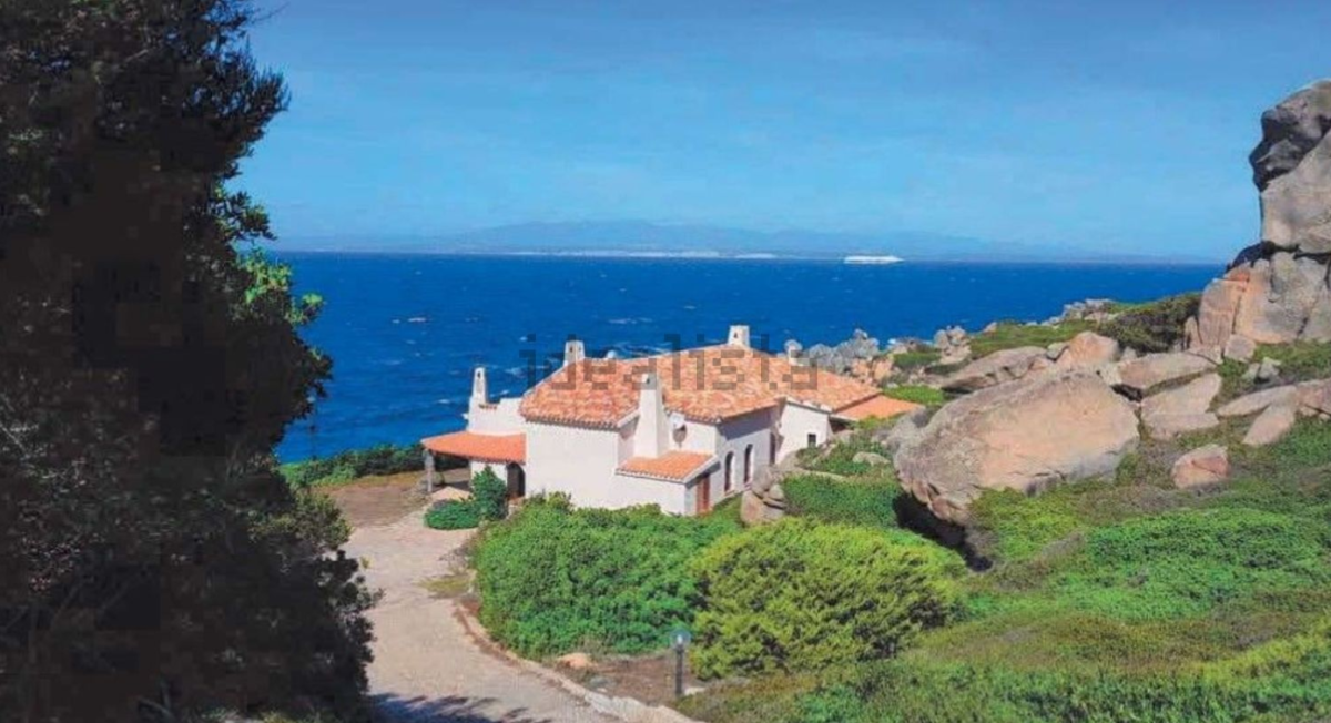 Una villa in Sardegna tra le rocce e con vista mare è in vendita all’asta su idealista