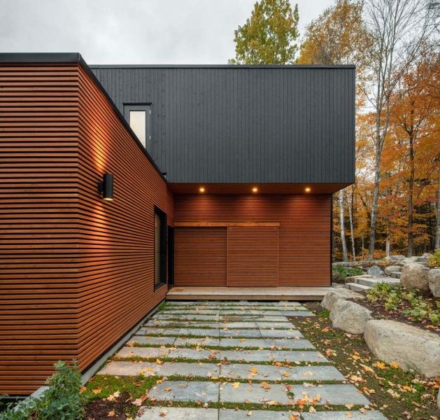 La combinazione vincente di legno e tetto scuro