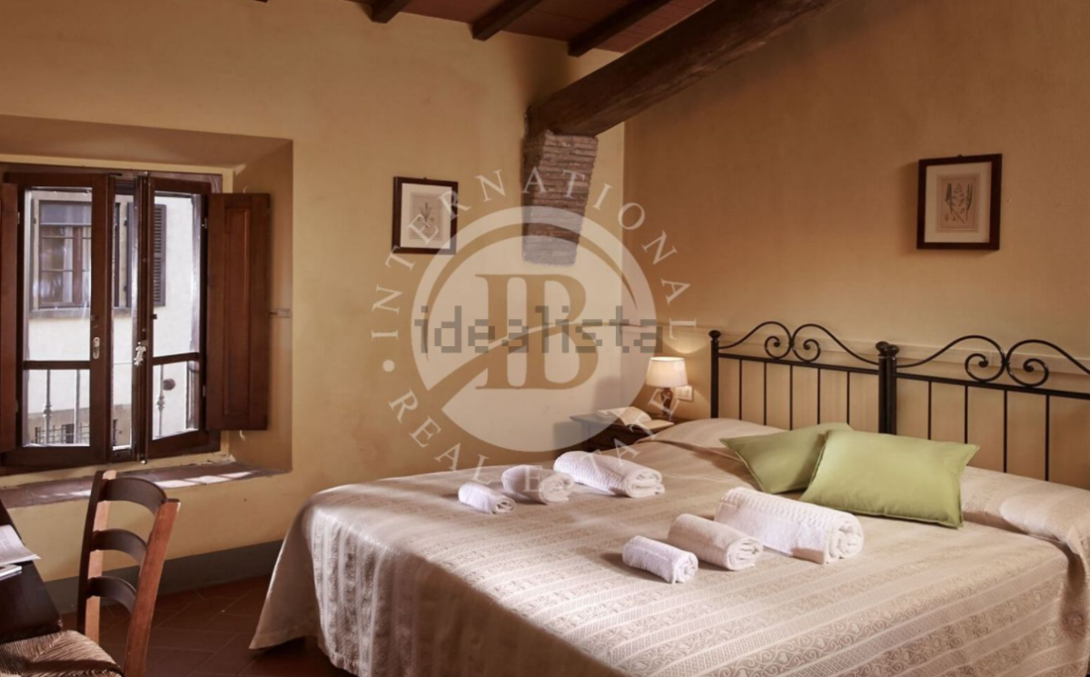 In vendita su idealista una villa del 1600 con annesso borgo rurale a San Giminiano