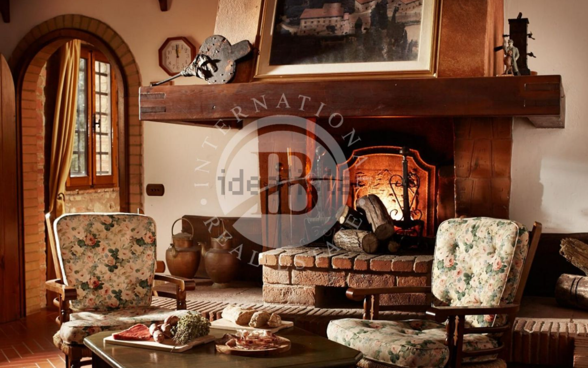 In vendita su idealista una villa del 1600 con annesso borgo rurale a San Giminiano