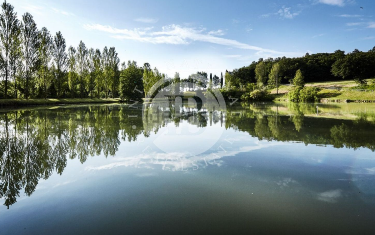 In vendita su idealista una villa del 1600 con annesso borgo rurale a San Giminiano