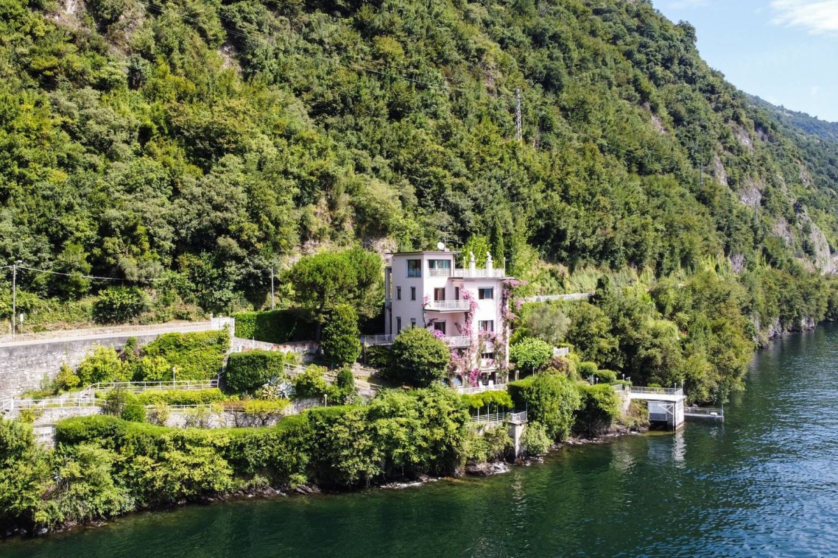 Esta villa nas margens do Lago de Como, em Itália, está à venda