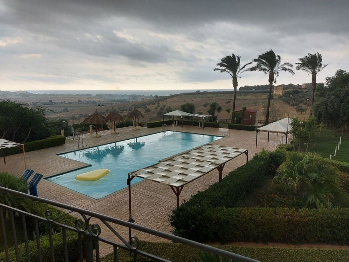 Das Hotel hat einen schönen Poolbereich für die Gäste