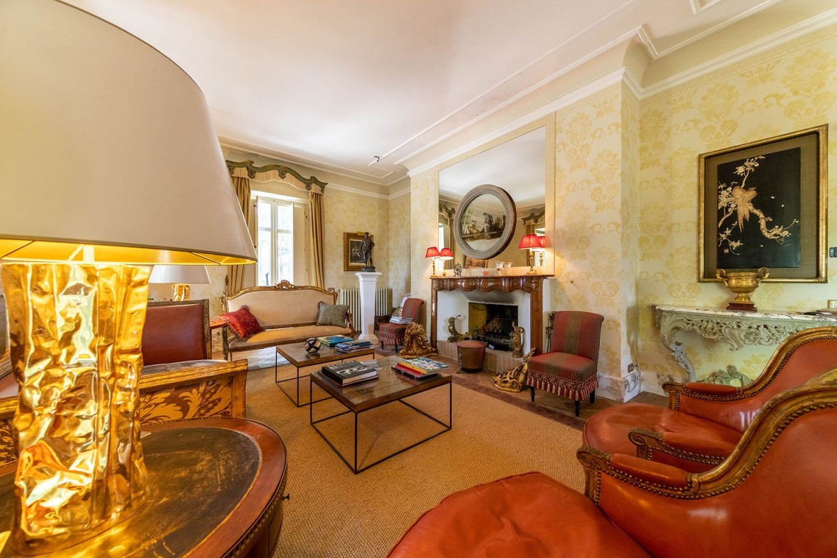 Die elegante Lounge der Villa mit Steinkamin