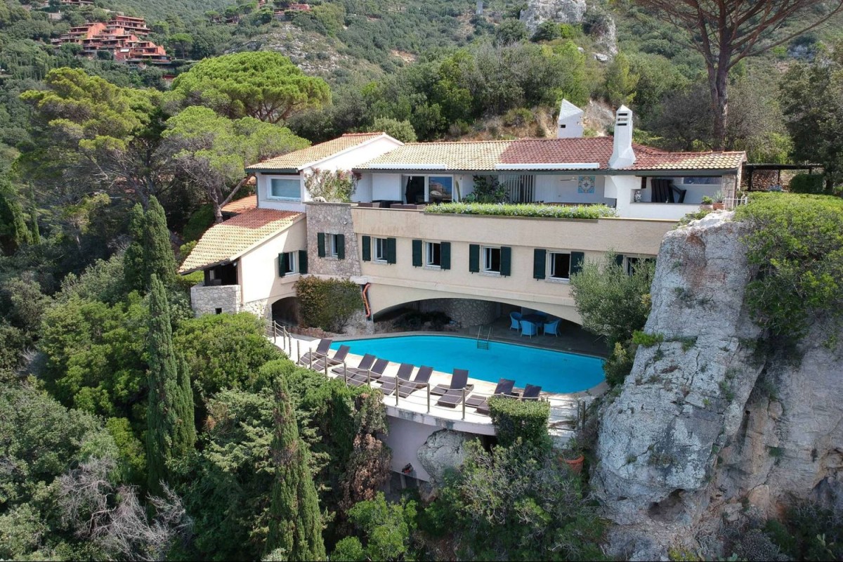 Diese Villa an der Küste der Toskana steht zum Verkauf Diese Villa an der Küste der Toskana steht zum Verkauf