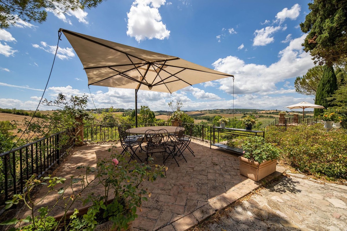 Einer der Terrassenbereiche des Anwesens mit fantastischer Aussicht