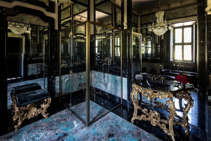 Das Hauptbadezimmer der Villa