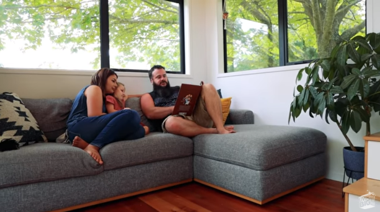 Una famiglia ha costruito la propria mini casa prefabbricata in campagna per fuggire dalla città