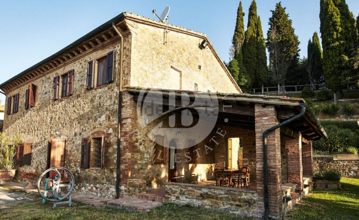 In vendita su idealista una villa del 1600 con annesso borgo rurale a San Giminiano
