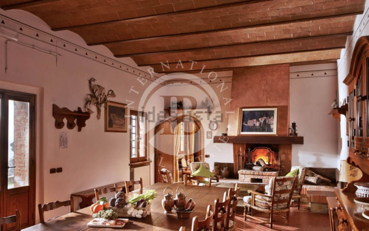 In vendita su idealista una villa del 1600 con annesso borgo rurale a San Giminiano