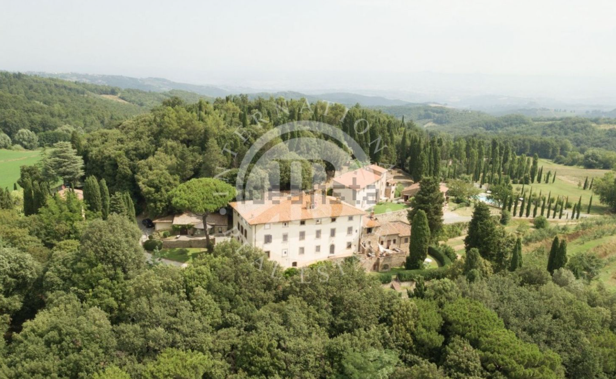 In vendita su idealista una villa del 1600 con annesso borgo rurale a San Giminiano