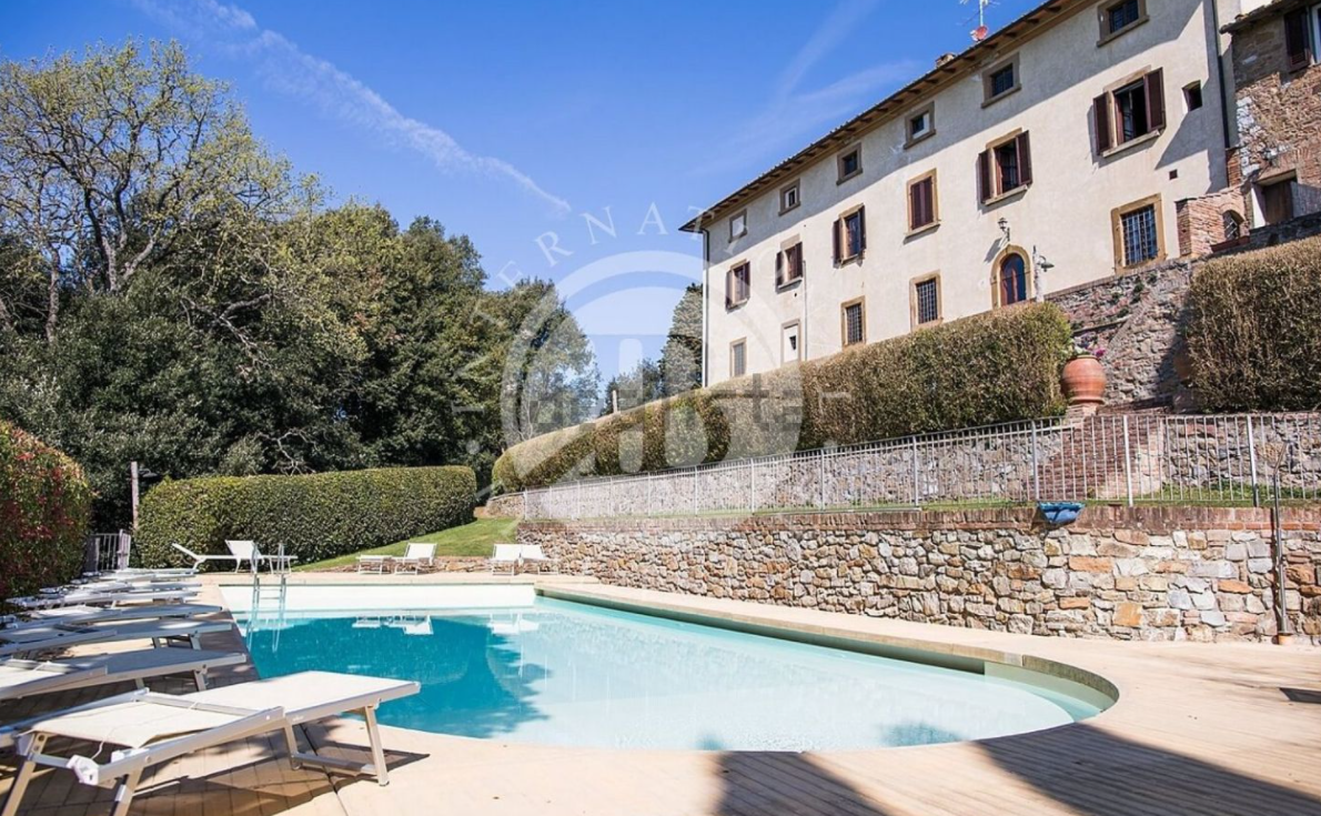 In vendita su idealista una villa del 1600 con annesso borgo rurale a San Giminiano