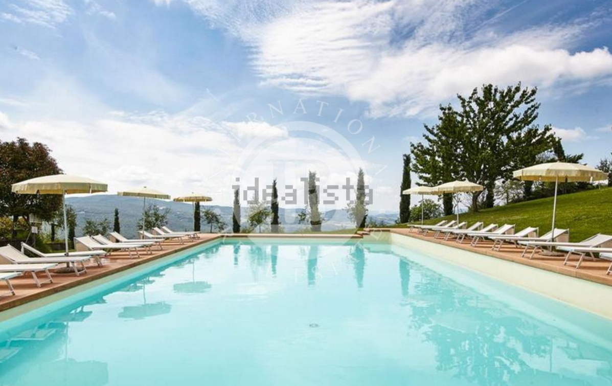 In vendita su idealista una villa del 1600 con annesso borgo rurale a San Giminiano