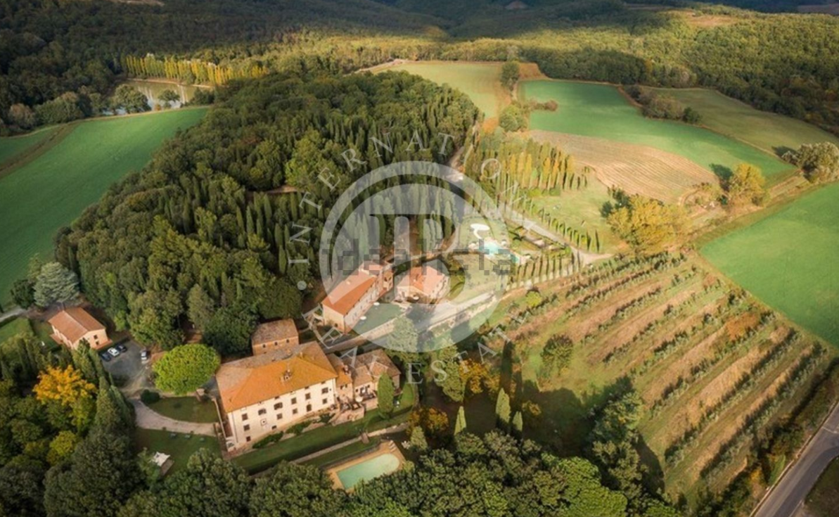 In vendita su idealista una villa del 1600 con annesso borgo rurale a San Giminiano