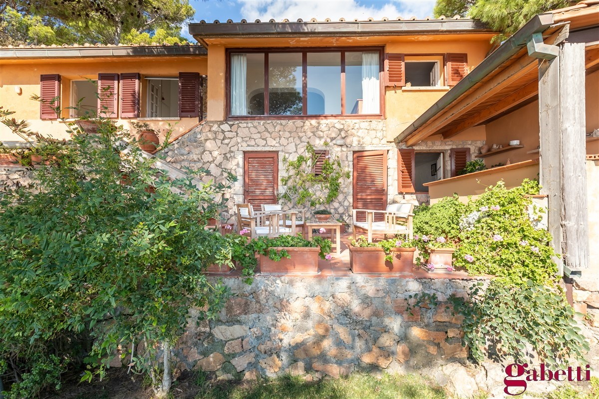 In vendita una villa al mare con vista sull’Isola d’Elba