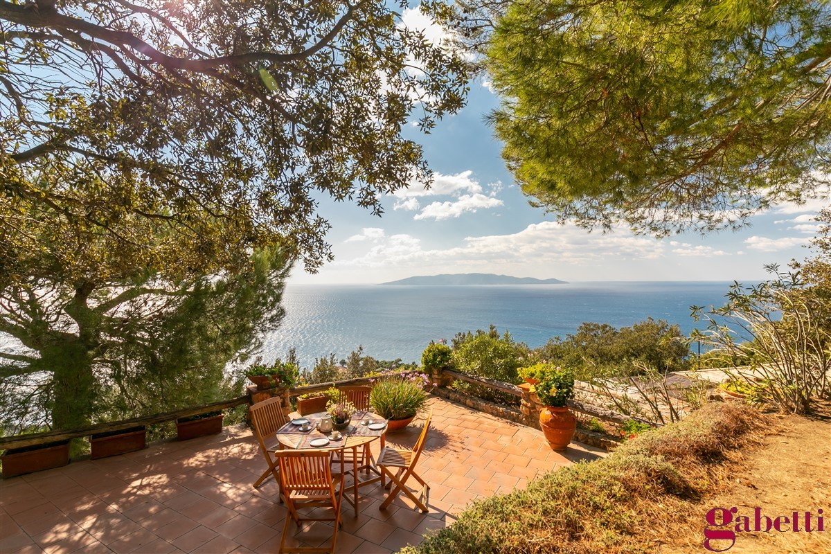 In vendita una villa al mare con vista sull’Isola d’Elba