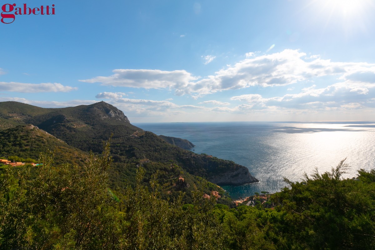 In vendita una villa al mare con vista sull’Isola d’Elba