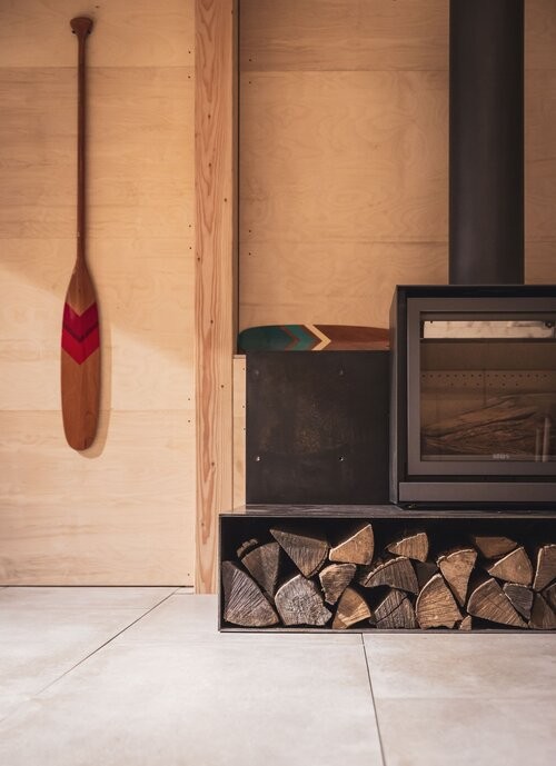 Dispone di una grande stufa a legna