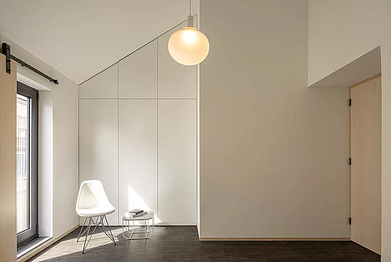 Gli spettacolari interni di design nascosti dentro una casa con solo 4 metri di facciata