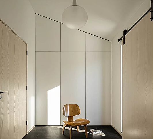 Gli spettacolari interni di design nascosti dentro una casa con solo 4 metri di facciata