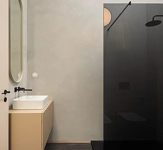 Gli spettacolari interni di design nascosti dentro una casa con solo 4 metri di facciata