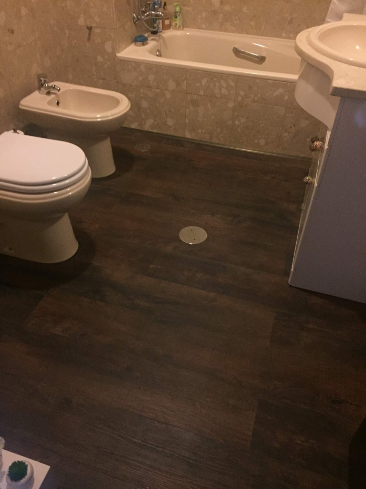 Cambiare i pavimenti in casa: come installarli in vinile