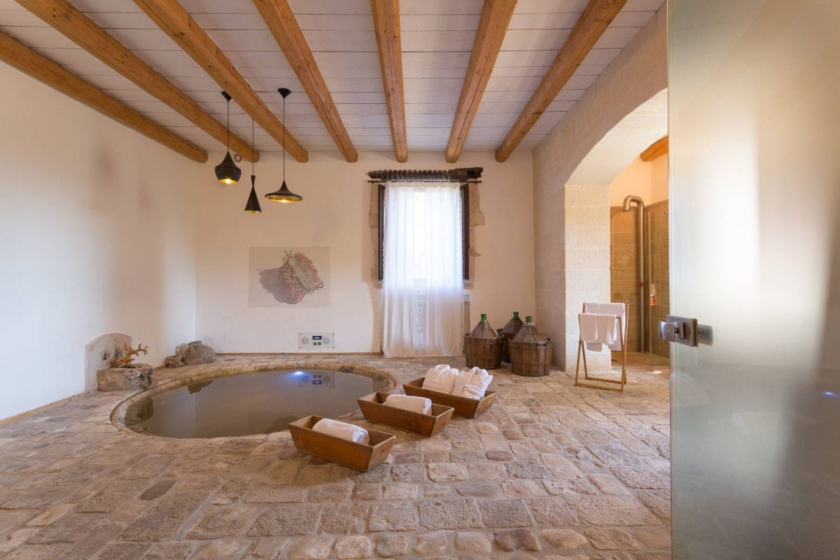 Im Steinboden eingelassene Badewanne