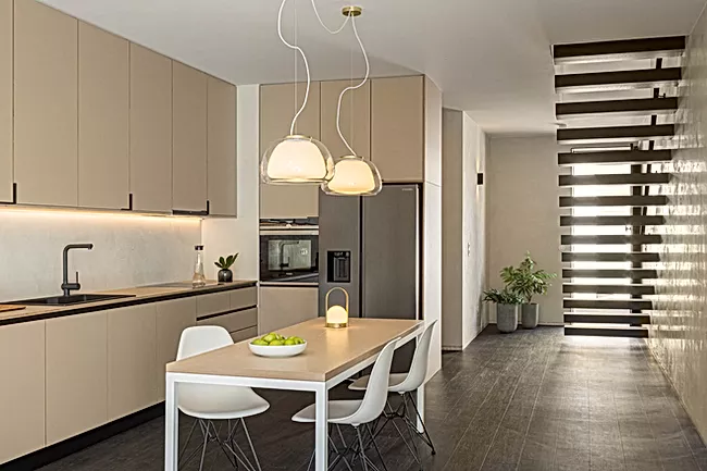 Gli spettacolari interni di design nascosti dentro una casa con solo 4 metri di facciata