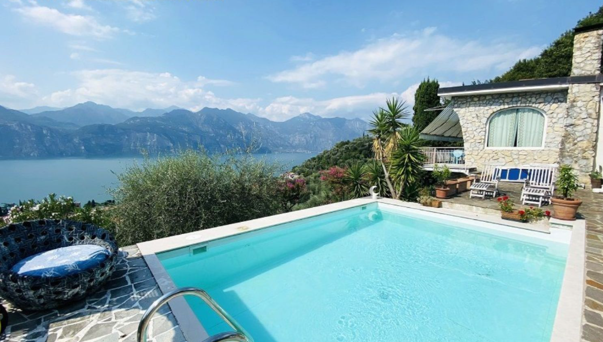 In vendita una casa da sogno che si affaccia sul lago di Garda