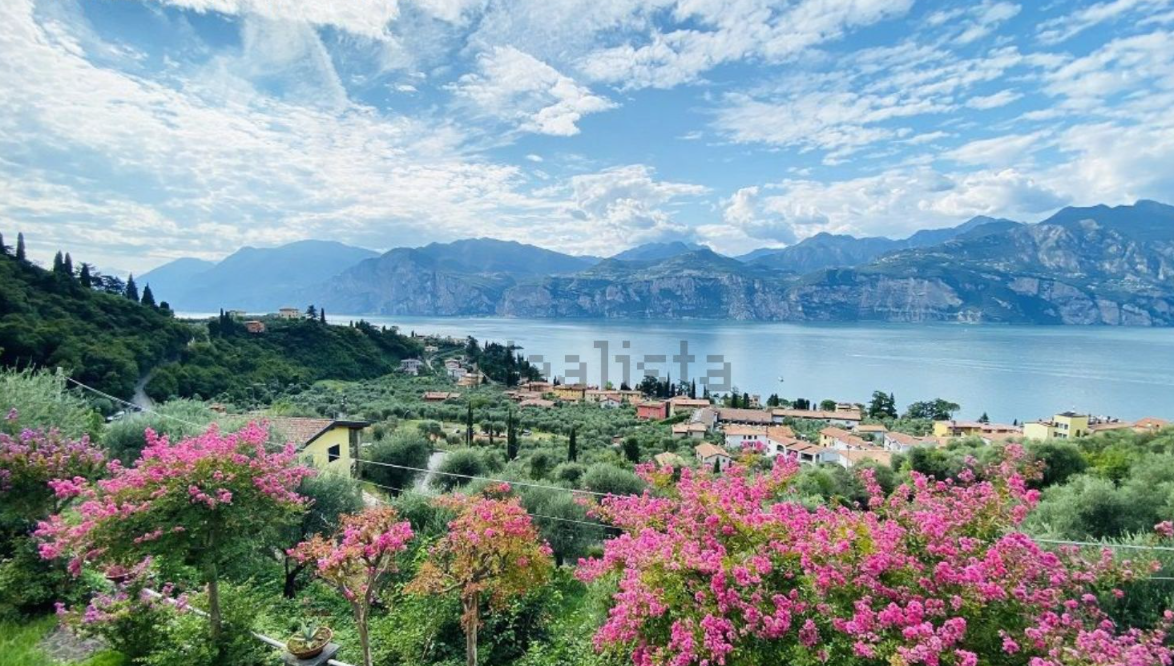 In vendita una casa da sogno che si affaccia sul lago di Garda