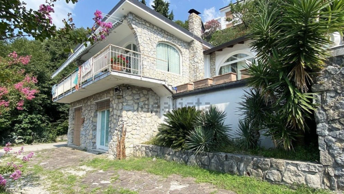 In vendita una casa da sogno che si affaccia sul lago di Garda