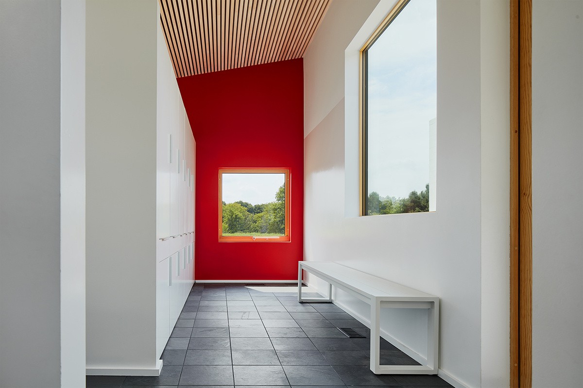 La parete rossa offre un tocco di colore