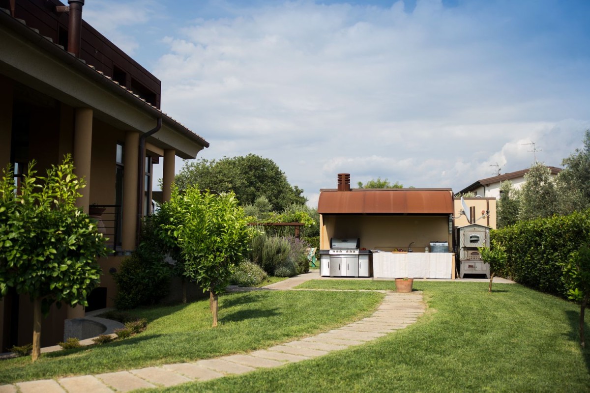 Zu den vielen Außenbereichen der Villa gehört sogar ein eigener Grillplatz