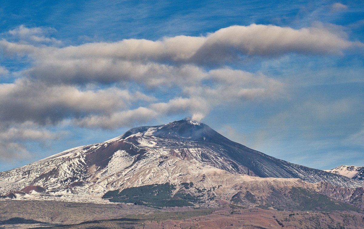 O Monte Etna é o maior vulcão ativo da Itália